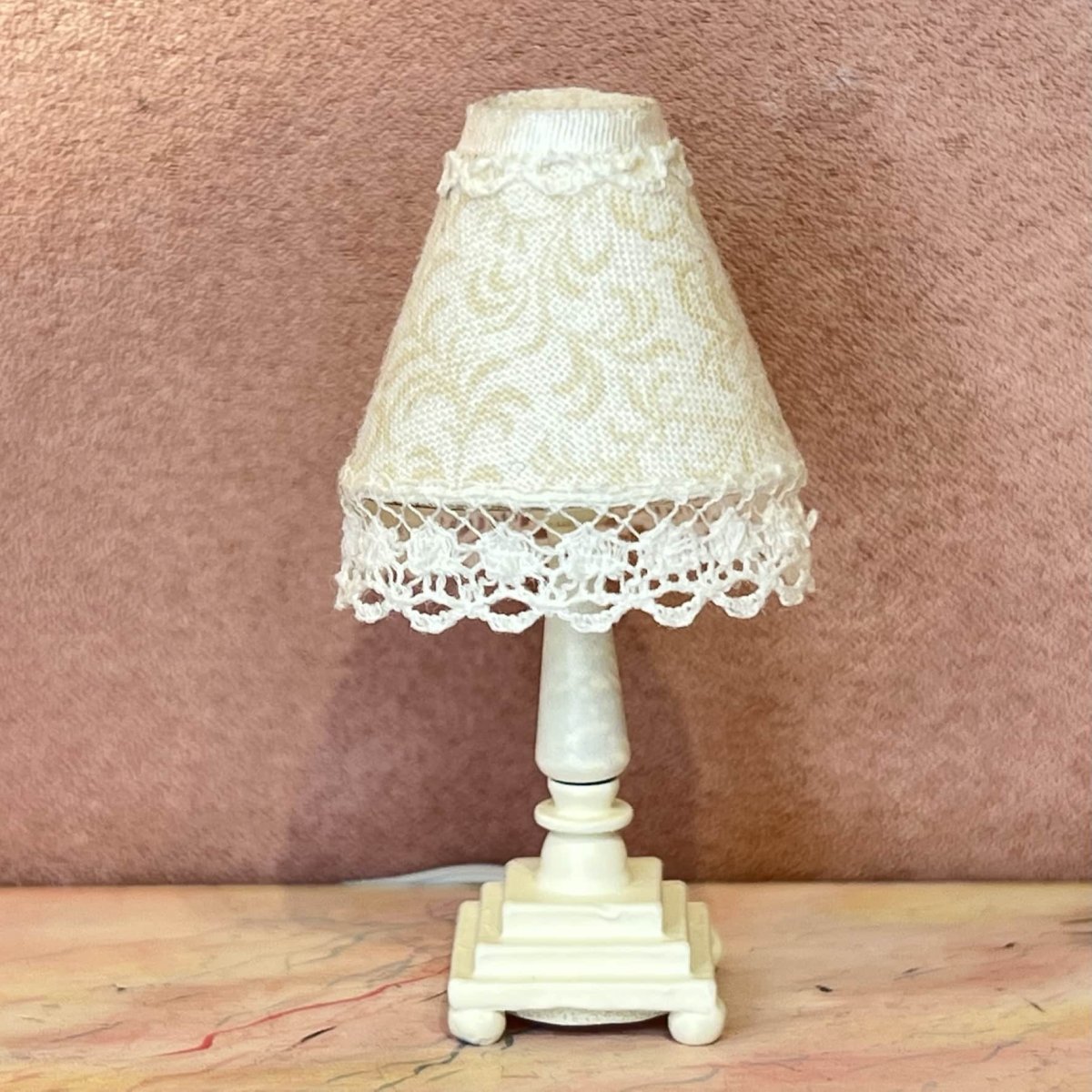 Dukkehus bordlampe i creme - Billede 2