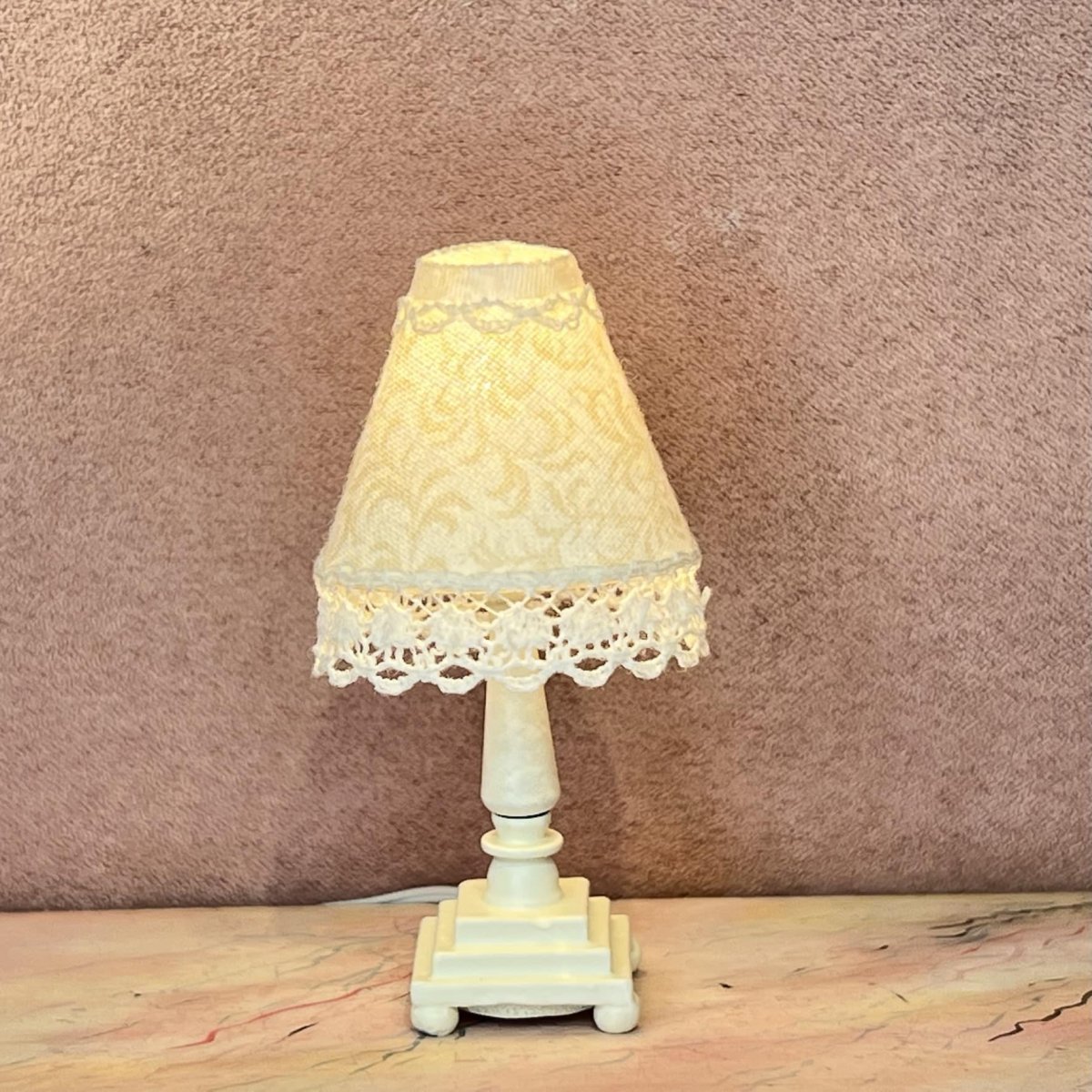 Dukkehus bordlampe i creme - Billede 3