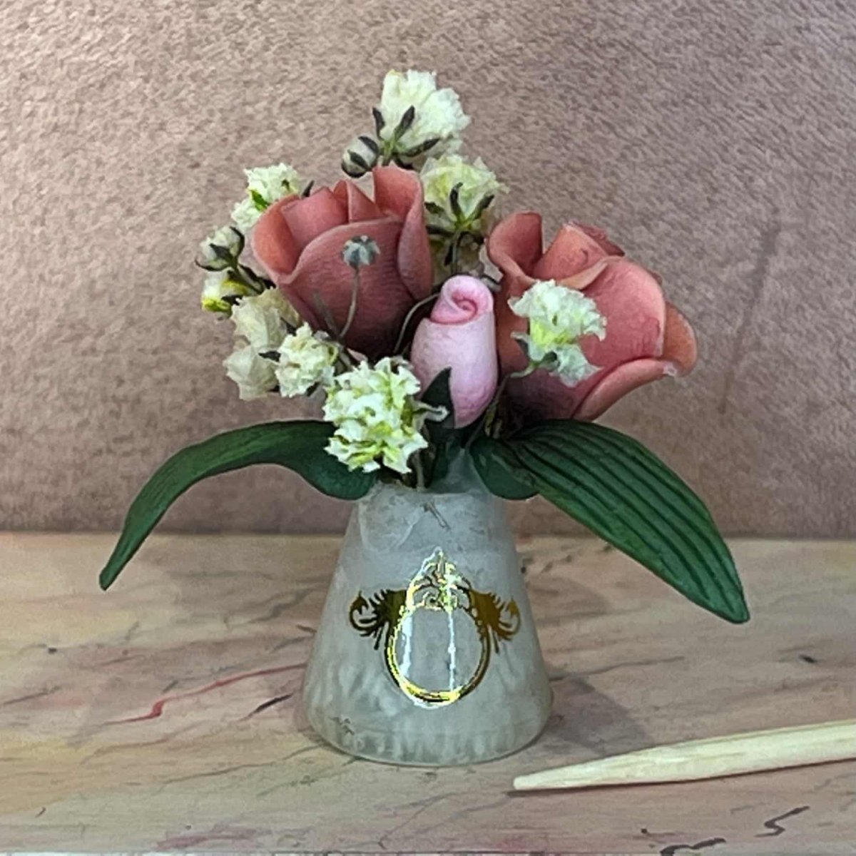 Plastvase med rosa roser - Billede 2
