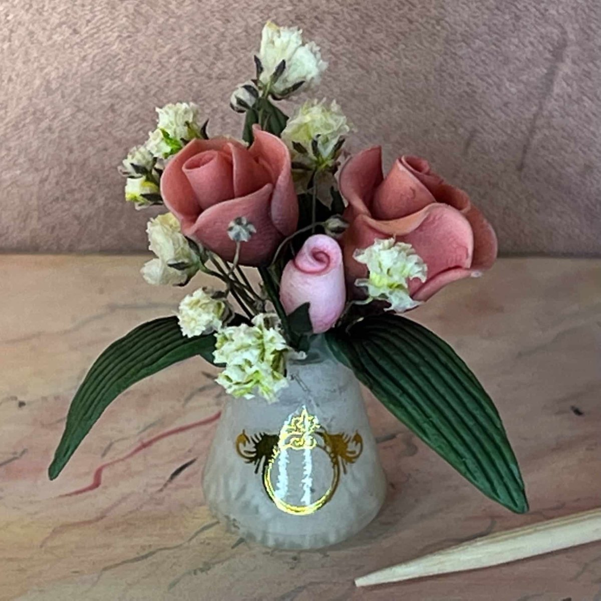 Plastvase med rosa roser - Billede 3